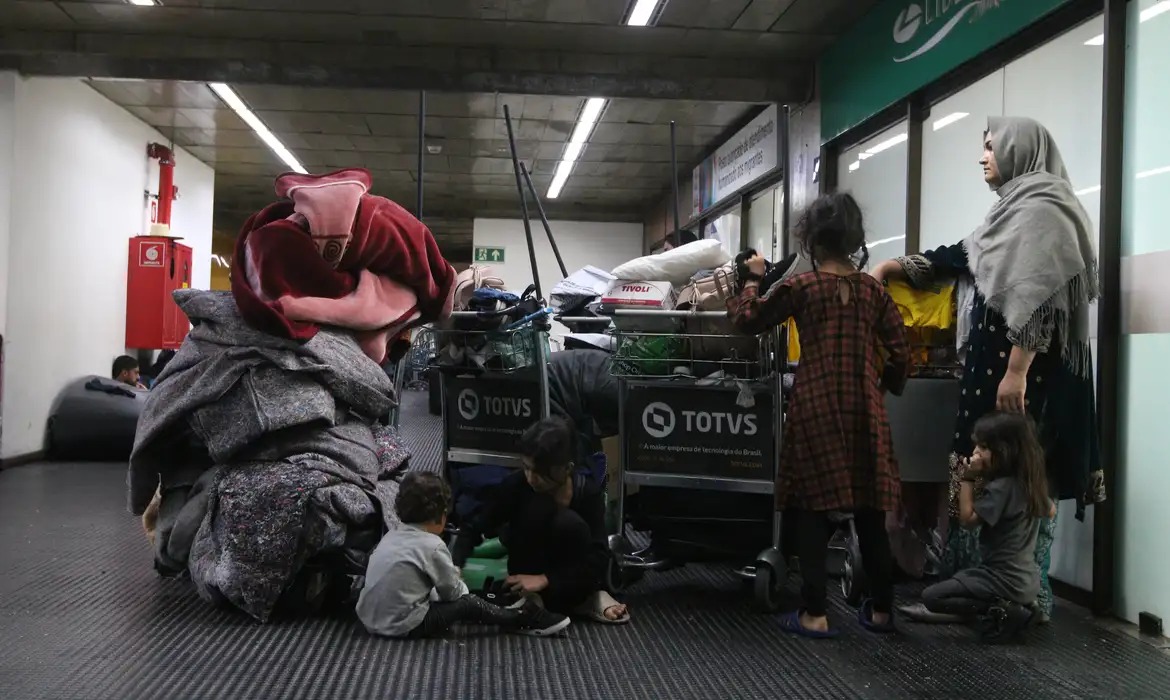 Mais de 140 afegãos estão acampados no Aeroporto de Guarulhos