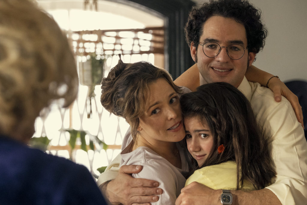 Pais e sua filha se abraçam