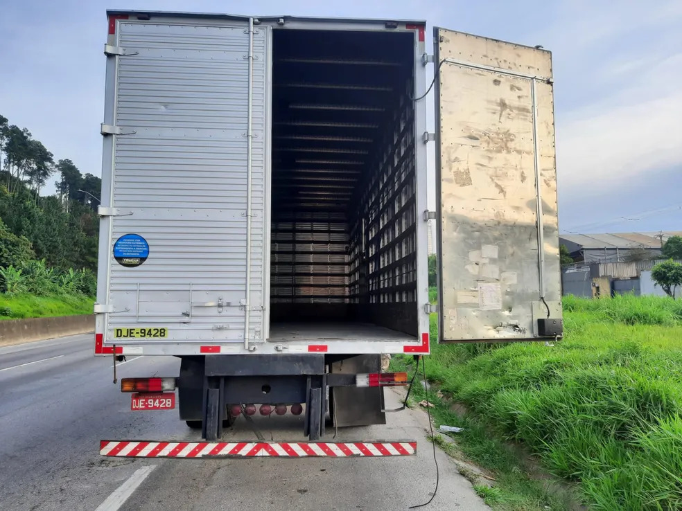 Caminhão foi abandonado na Rodovia Fernão Dias