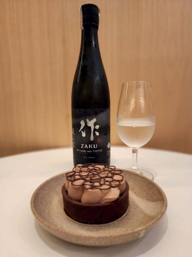 Combo de torta de chocolate com shissô e saquê na premiada Amay Patisserie Combo de torta de chocolate com shissô e saquê na premiada Amay Patisserie