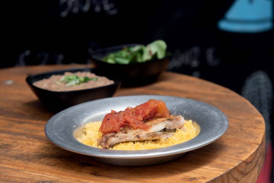 Peixe-serra grelhado: com molho de tomate e cuscuz Peixe-serra grelhado: com molho de tomate e cuscuz