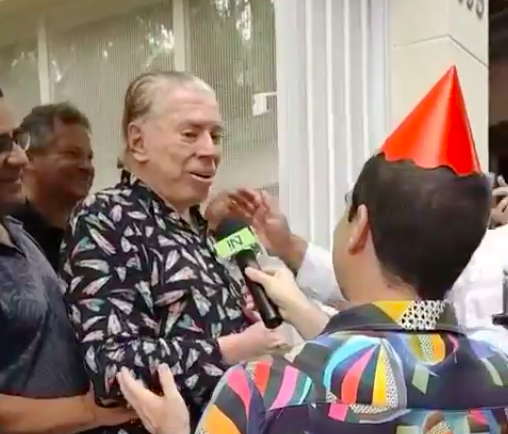Silvio Santos faz 93 anos e recebe fãs na porta de sua casa