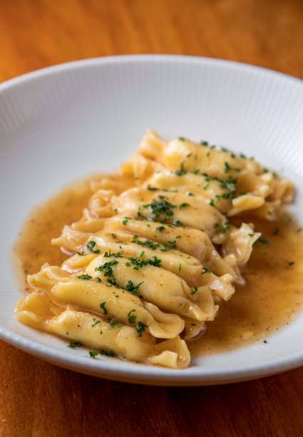 Caramele recheado de queijo de cabra: ao molho de manteiga tostada Caramele recheado de queijo de cabra: ao molho de manteiga tostada