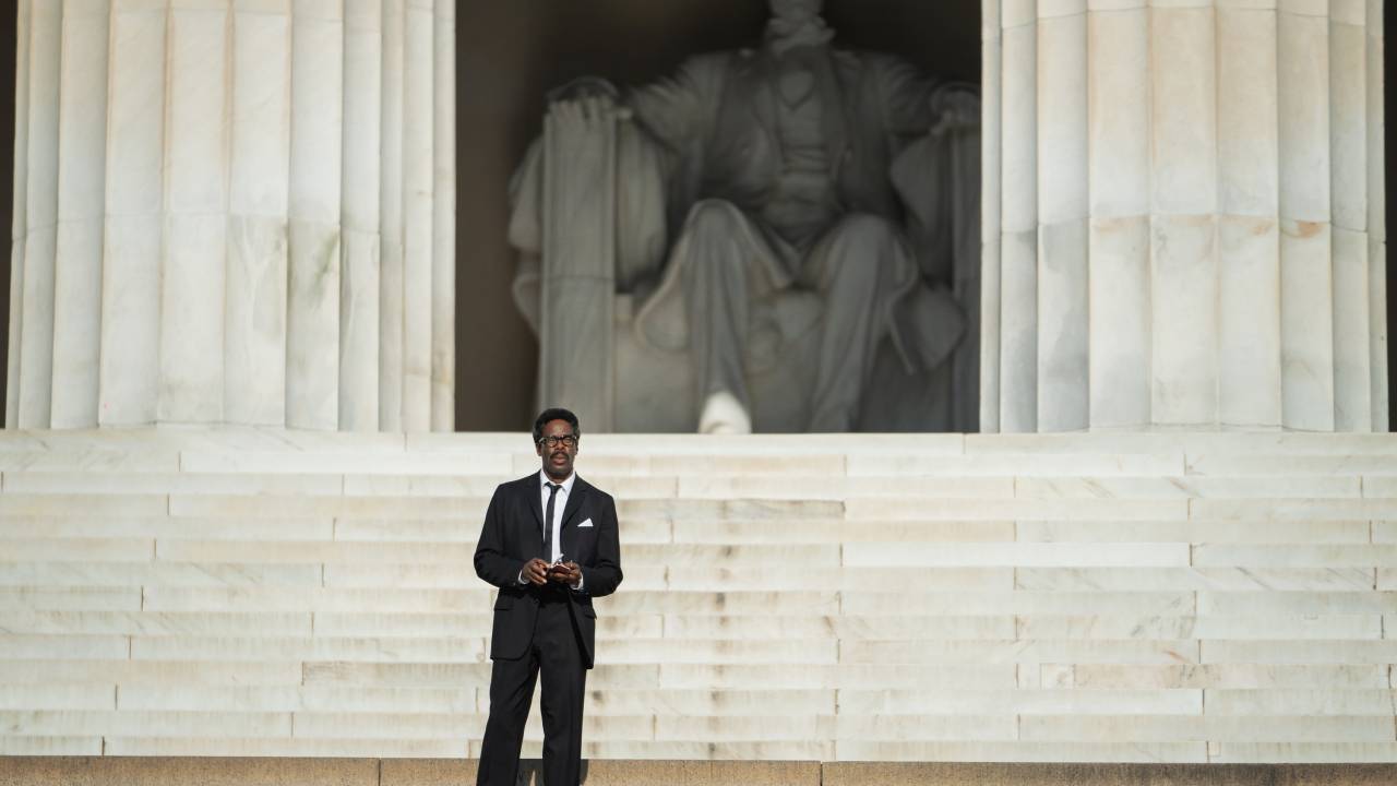 Homem nas escadas do Capitólio