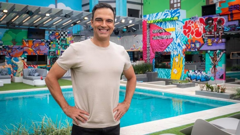 O apresentador Tadeu Schmidt na casa do BBB