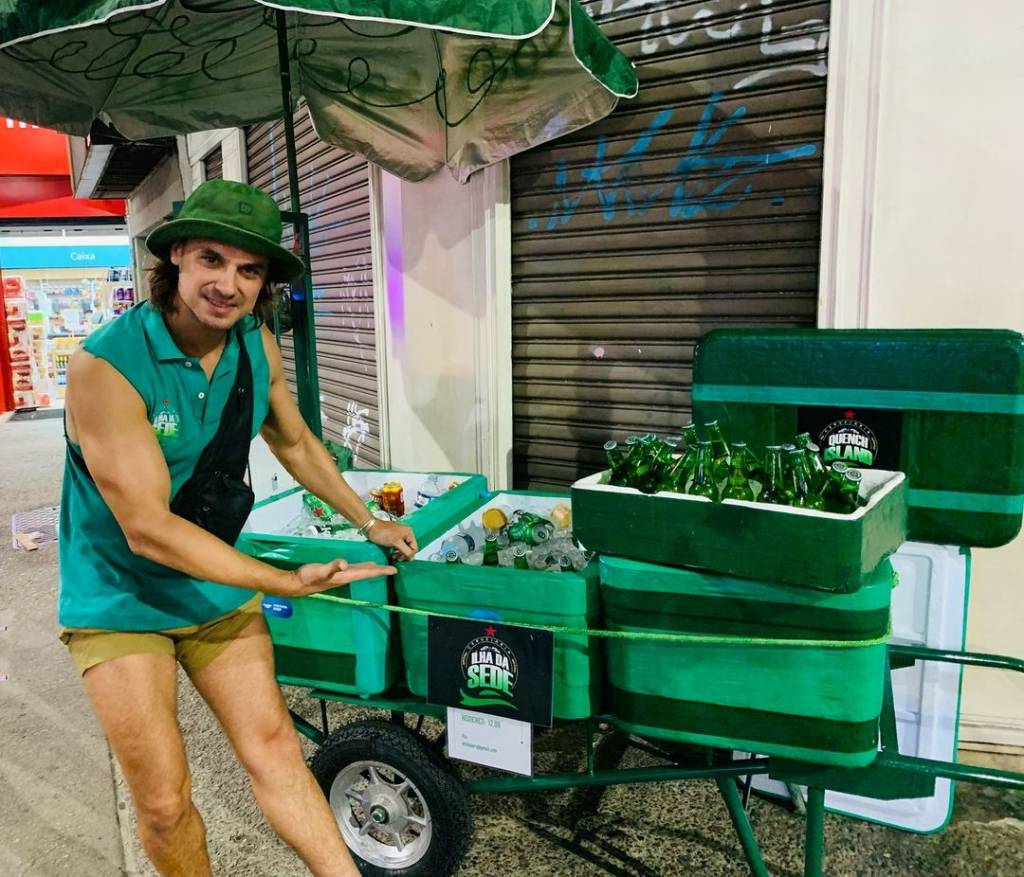 Ex-galã global vende cerveja nas ruas do Rio de Janeiro