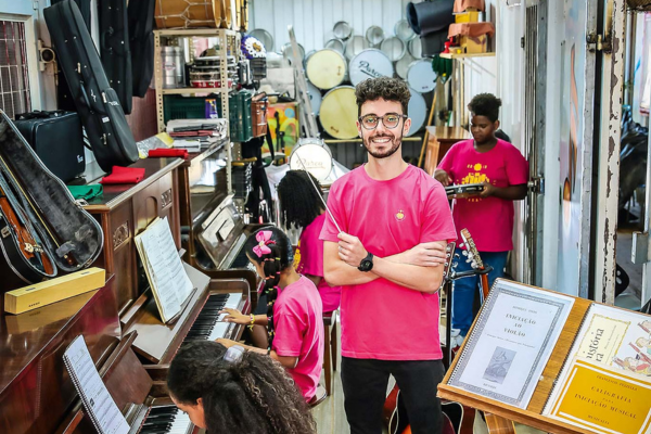 Músico transforma contêineres abandonados em salas de aula em Paraisópolis