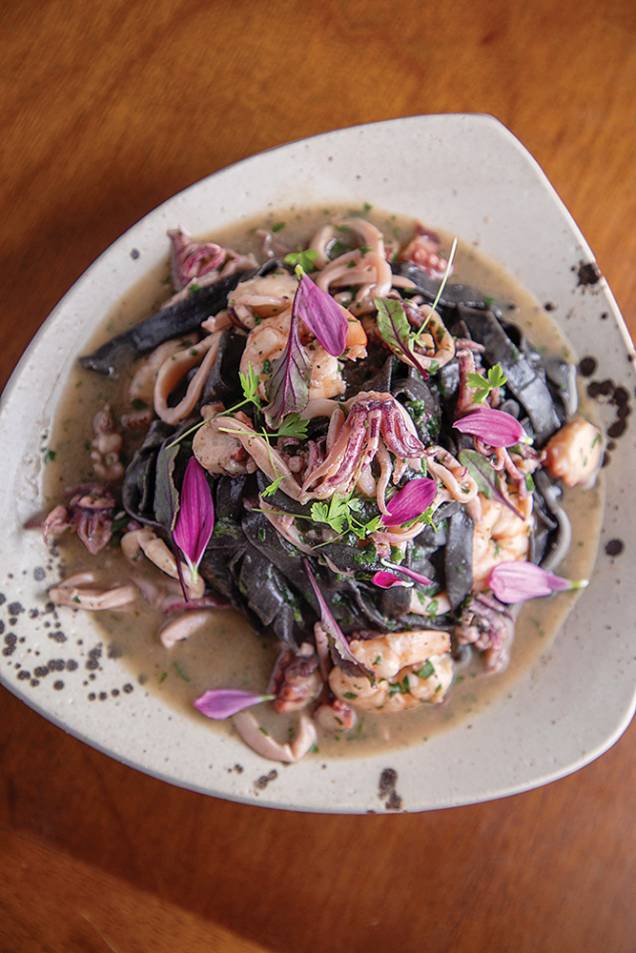 Cala portese do La Maddalena Osteria: linguini negro com camarões, polvo, lula e gremolata Cala portese do La Maddalena Osteria: linguini negro com camarões, polvo, lula e gremolata