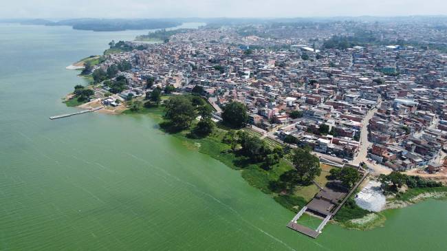 Represa Billings Imagem aérea mostra bairro Cantinho do Céu, às margens da represa Billings, com suas águas esverdeadas