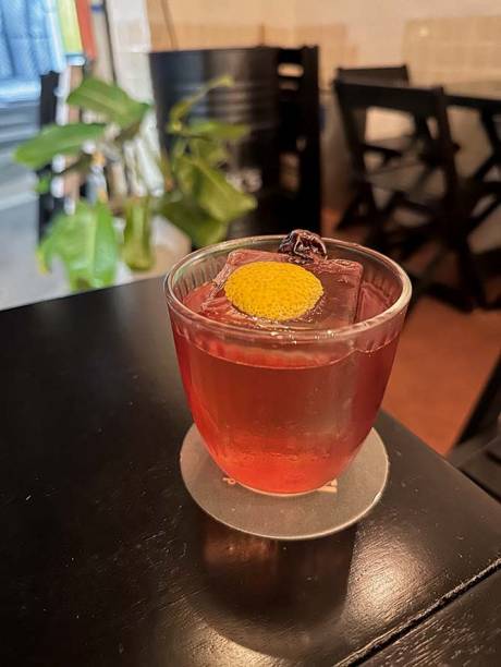 Negroni jabuticaba: gim, Campari com infusão da fruta e uma variação do vermute Negroni jabuticaba: gim, Campari com infusão da fruta e uma variação do vermute