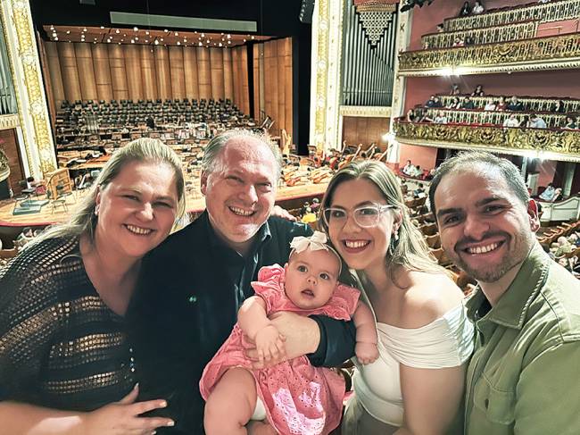 Roberto Minczuk (de preto) segura a neta Maria entre a esposa Valeria, a filha Rebecca e o genro Jonatas Cardoso