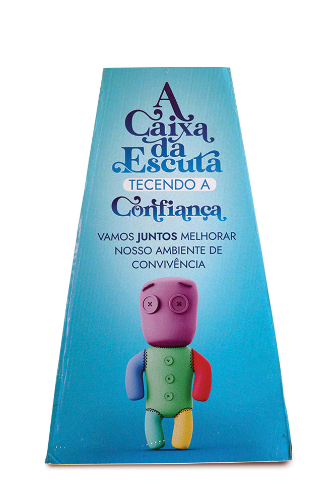 colégio franciscano pio xii Imagem mostra caixa com pequeno robô colorido desenhado. Acima, pode-se ler: A Caixa da Escuta, tecendo a confiánça. Vamos juntos melhorar nosso ambiente de convivência