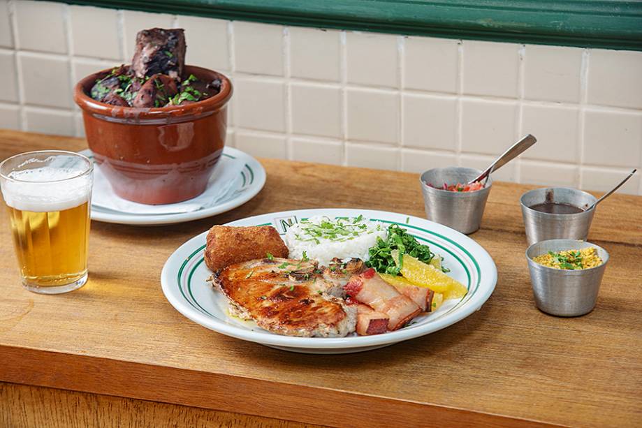 Feijoada do NoBar: servida com bisteca, banana à milanesa e outras guarnições Feijoada do NoBar: servida com bisteca, banana à milanesa e outras guarnições