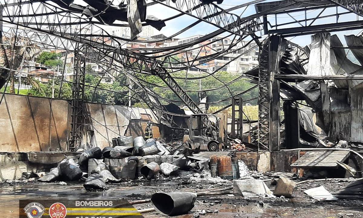incendio-galpao-embu-das-artes