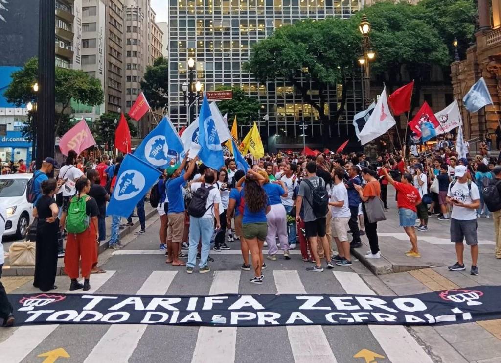 Movimento Passe Livre faz protesto contra aumento da tarifa de trem e Metrô
