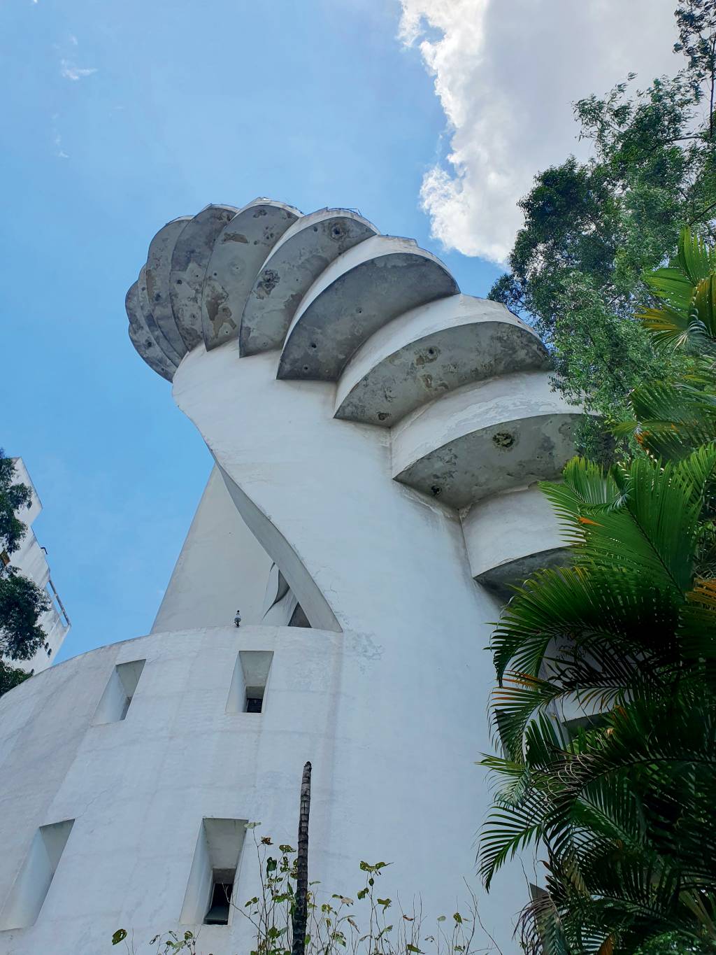 edifício penthouse Imagem mostra sacadas em espiral do prédio vistas por debaixo, com diversas manchas escuras