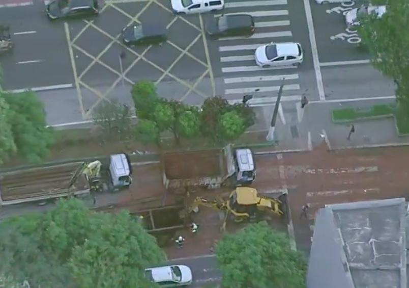 Rua da Consolação é interditada após buraco abrir na pista