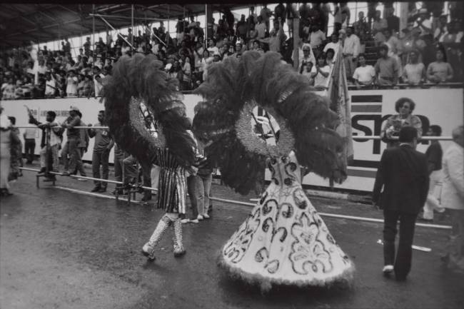 Reproduções de fotografias do Carnaval de São Paulo. Nos anos 1989 e 1990, os desfiles eram realizados na Avenida Tiradentes, no Bairro da Luz. A partir de 1991, as escolas de samba passaram a desfilar no Sambódromo do Anhembi. Crédito: Acervo SPTuri gavioes-da-fiel-tiradentes