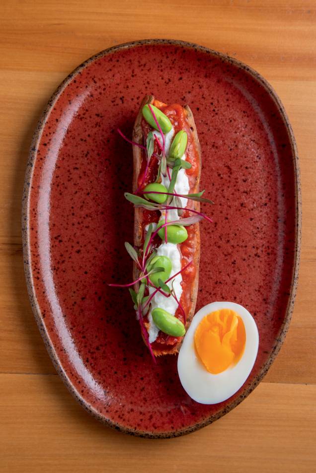 Tablete de batata-doce, stracciatella, pimentão e ovo: porção do Just a Bite Tablete de batata-doce, stracciatella, pimentão e ovo: porção do Just a Bite