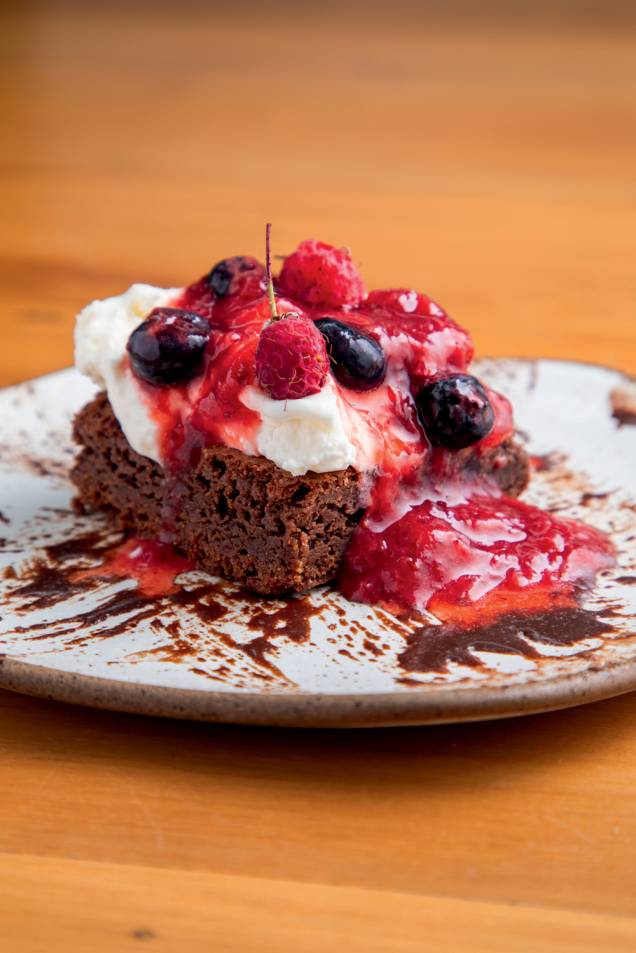 Sobremesa do Just a Bite: brownie halawi com frutas vermelhas e chantili Sobremesa do Just a Bite: brownie halawi com frutas vermelhas e chantili