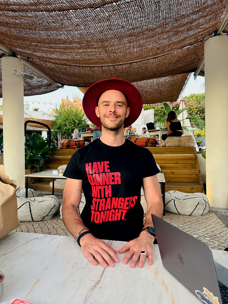 jantar com desconhecidos timeleft Imagem mostra homem com chapéu e camiseta que lê-se, em inglês: