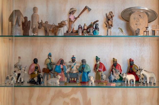 Img1 Coleção exposta na Casa de Vidro tem bonecos e imagens religiosas