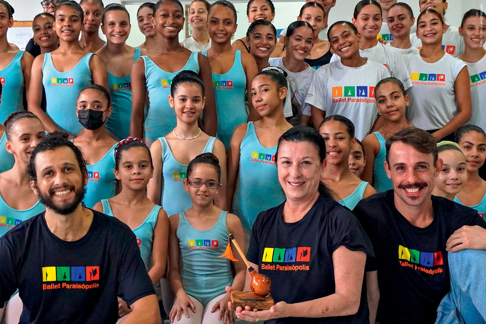 Monica Tarragó, Weverton Aguiar e Christian Casarin juntos aos alunos do Ballet Paraisópolis alunos-ballet-paraisópolis