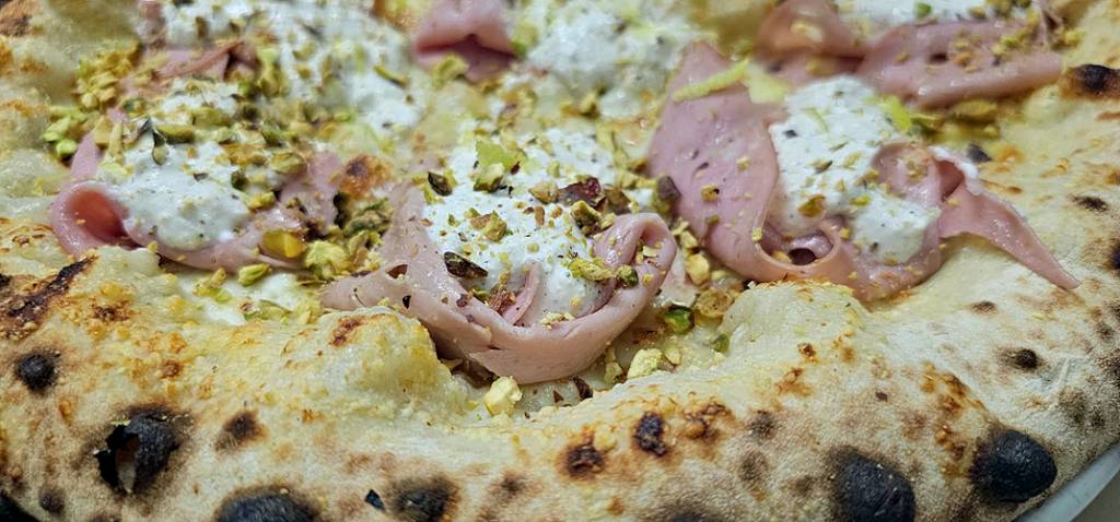 Pizza Mortadella e Pistacchio Speranza – horiz – cred Francesco Tarallo.jpg pizza-mortadela-speranza