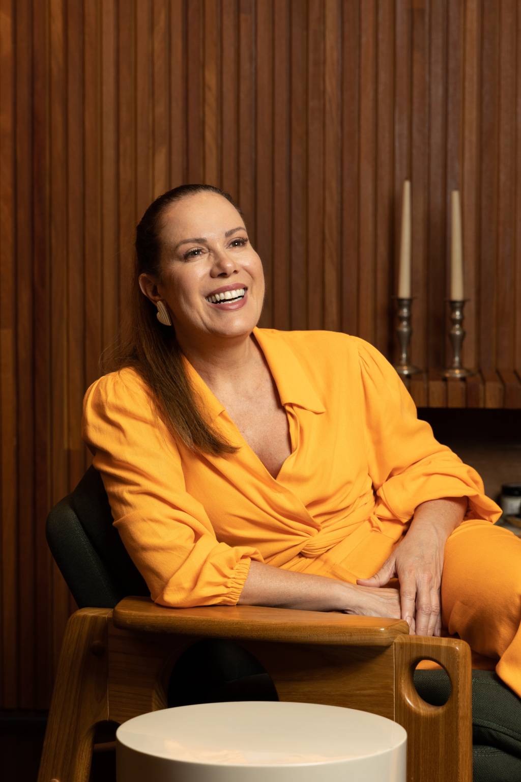 São Paulo, SP 30/01/2024 REGINA VOLPATO. Foto: Leo Martins Mulher branca posa sorrindo sentada com roupa amarela