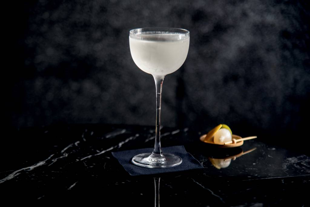 Bares optam por deixar coquetéis prontos em vez de prepará-los na hora