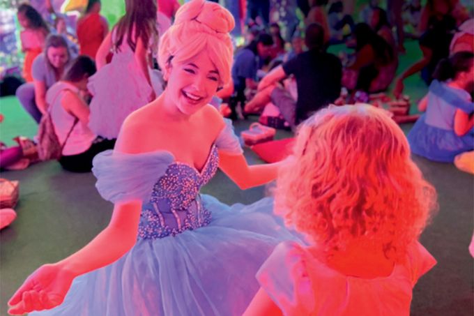 Crianças precisam salvar princesas e heróis em atração em shopping