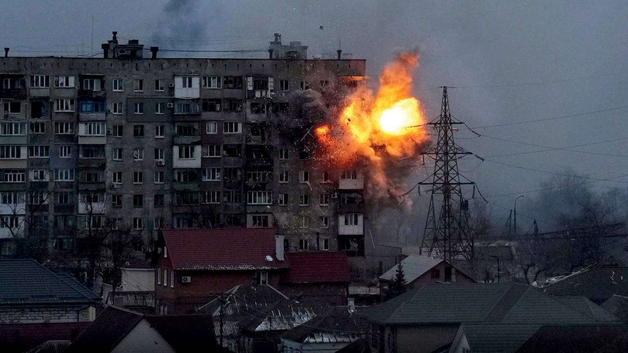 Explosão de prédio residencial em Mariupol pelo exército russo