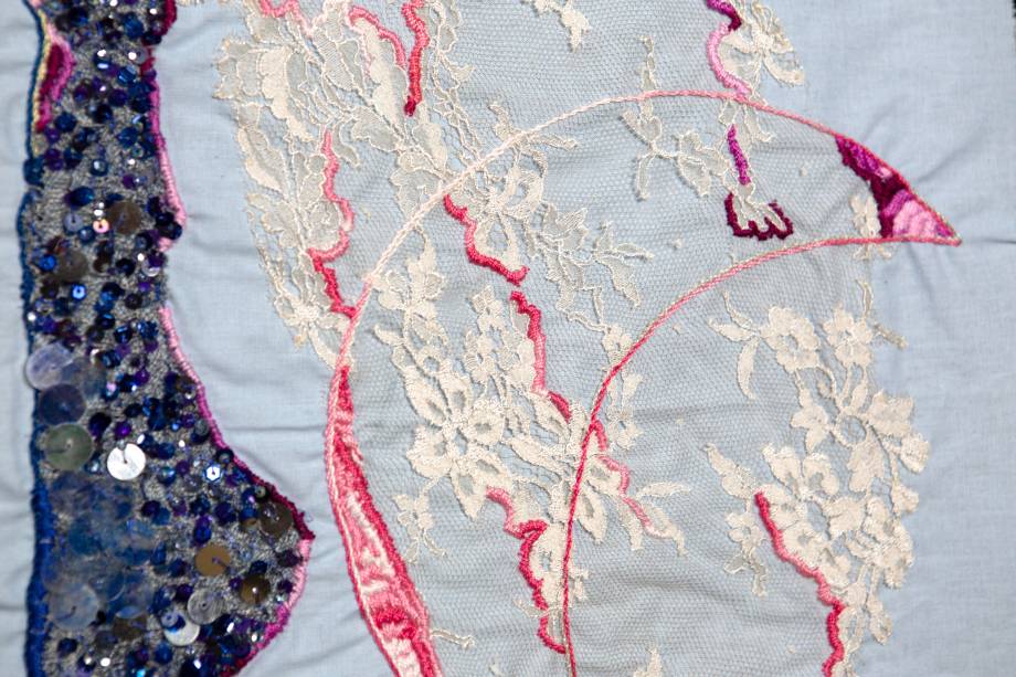 Detalhes dos bordados: expostos na mostra Ocupação Maria Bethânia