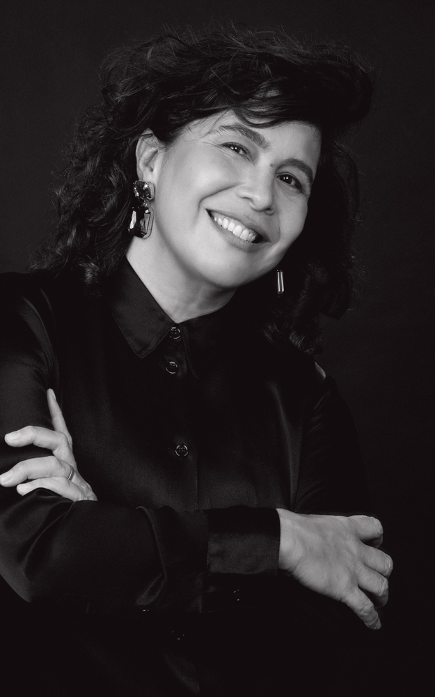 Alice Granato, crédito Catarina Ribeiro 2.jpg Mulher branca de cabelos curtos posa de braços cruzados e sorrindo em imagem preto e branco.