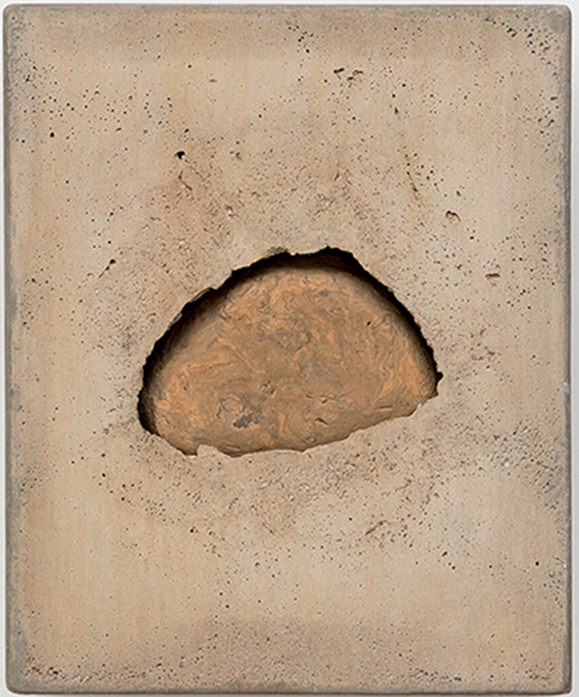 Anna Maria Maiolino Sem Titulo, da série ¿Um & Outro II¿ _ 2000 Crédito Galeria Raquel Arnaud Divulgação.jpg Obra com quebra no centro em parede de tom terroso