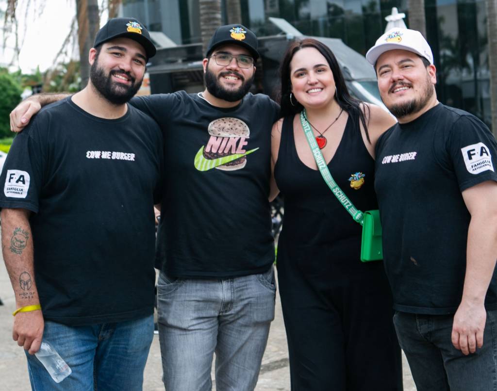 Cow_Me_Burger_RicardoCastilhodeMeloJunior_JoãoPedroEsquilanteMelo_CarolinaEsquilanteMelo_ArturNagae Os proprietários da hamburgueria Cow me Burger lado a lado, Ricardo Castilho de Melo Junior, João Pedro Esquilante Melo, Carolina Esquilante Melo e Artur Nagae, todos pé e ao livre, vestidos com camisetas pretas