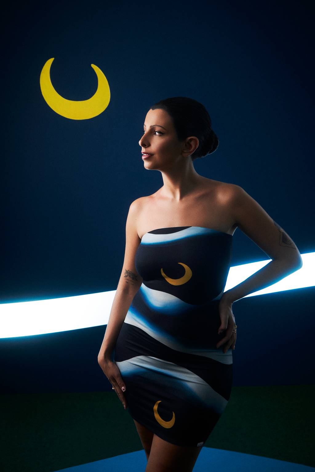 Crédito_ Julia Zeidler (1) Moça posa em cenário de noite com lua ao fundo, vestindo vestido azul cintilante