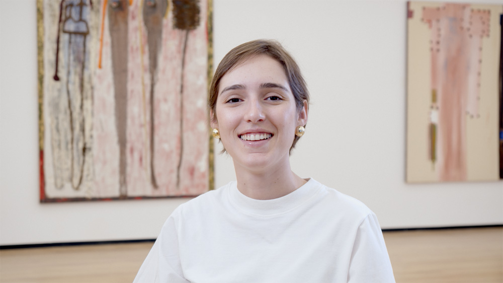 Julia Mazzutti Galeria Cerrado Crédito Markus Avaloni Divulgação.tiff Moça branca de cabelos curtos sorri e veste camiseta branca