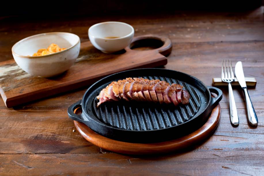 Pato na grelha guarnecido de batata na banha da ave: opção do Refúgio Pato na grelha guarnecido de batata na banha da ave: opção do Refúgio