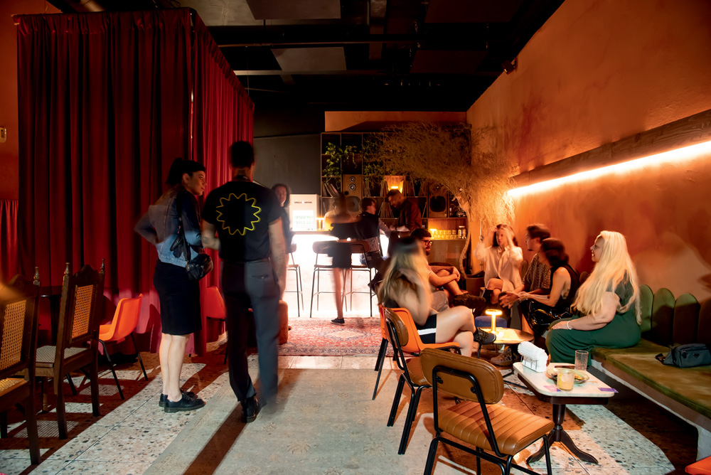 Sala Bar põe o público para dançar num salão aberto para uma rua sem saída