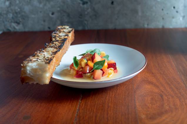 Opção do Virado SP: salada de tomates com ameixa, maracujá e mel de abelha nativa Opção do Virado SP: salada de tomates com ameixa, maracujá e mel de abelha nativa