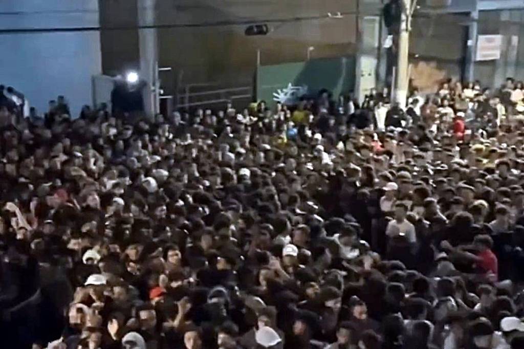 Distribuição gratuita de tênis de marca causa tumulto e deixa feridos