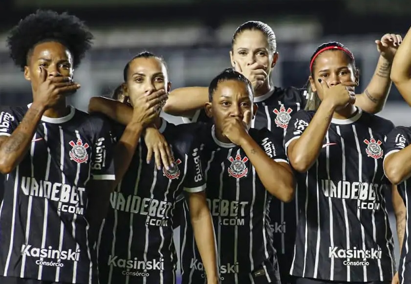 Jogadoras do Corinthians protestam contra técnico acusado de assédio