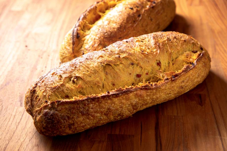 Sertão da Cortaz o Pão: massa colorida por cúrcuma com pedacinhos de calabresa Sertão da Cortaz o Pão: massa colorida por cúrcuma com pedacinhos de calabresa