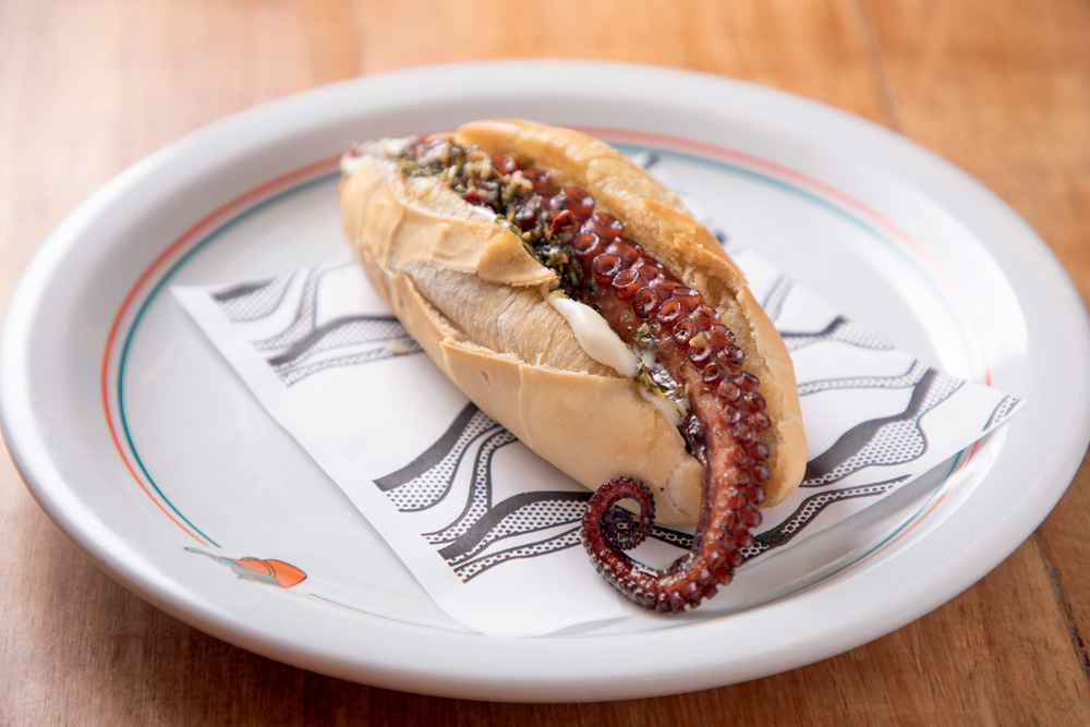 Notorious Fish: sanduíches de peixes e frutos do mar em atmosfera de bar