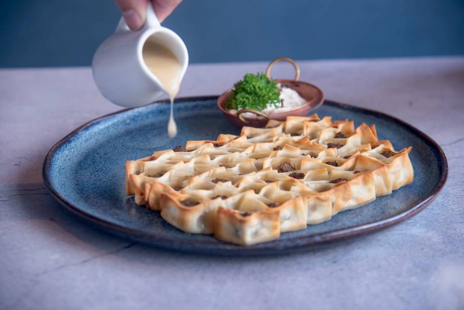 Mantã: colmeia delicada de massa com recheio de carne e adição de coalhada do Ian Cozinha Árabe Mantã: colmeia delicada de massa com recheio de carne e adição de coalhada do Ian Cozinha Árabe