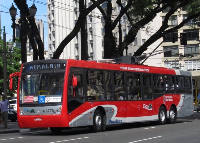 Modelo de trólebus atual trolebus-75-anos