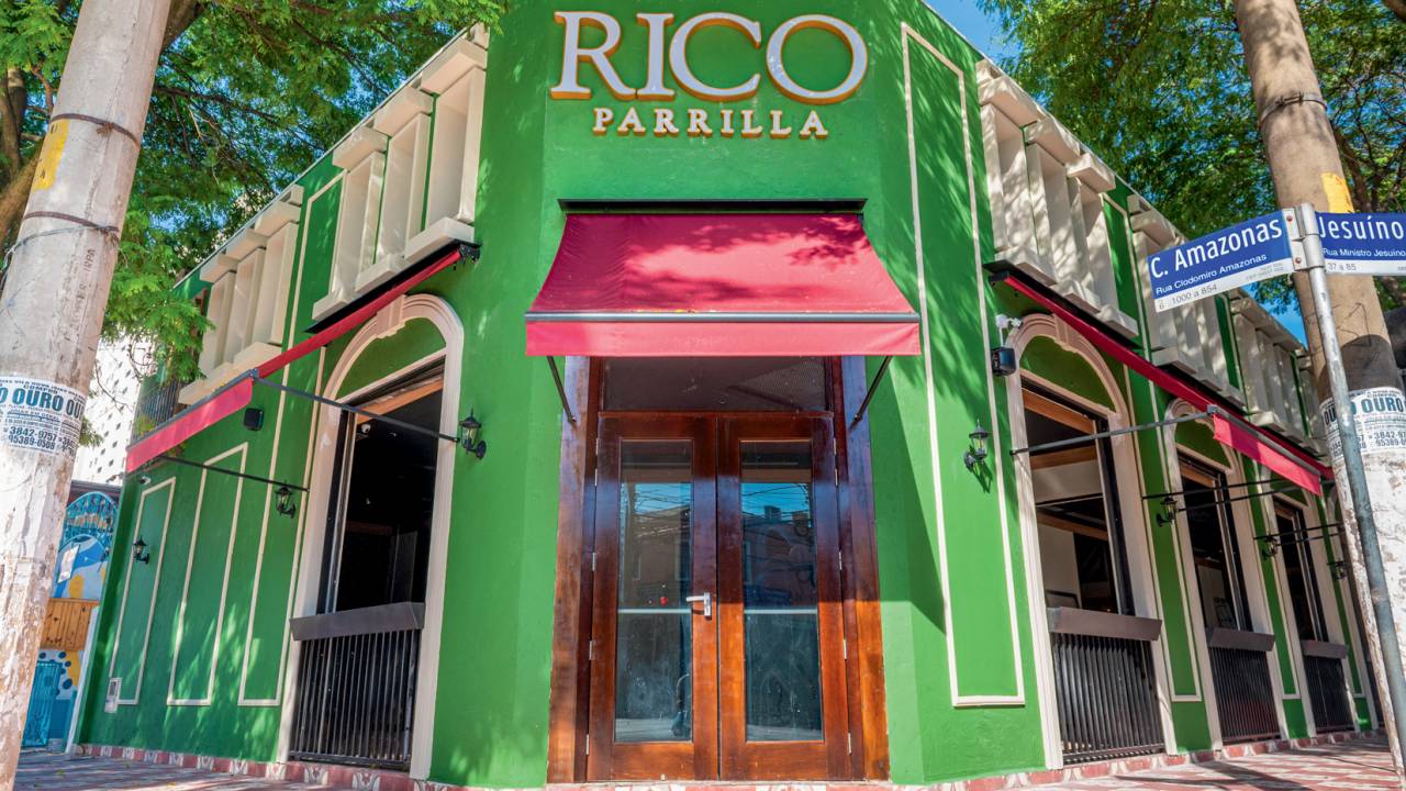 Projeto da fachada do restaurante Rico Parrilla, com as paredes verdes e porta de madeira ao centro.