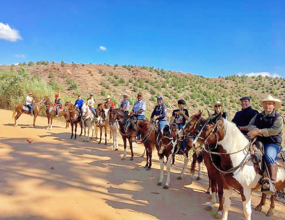 ABCCRM-Crédito ACERVO FOTOGRÁFICO ABCCRM-DIVULGAÇÃO (8) Fileira de cavalos e pessoas montadas neles em área aberta