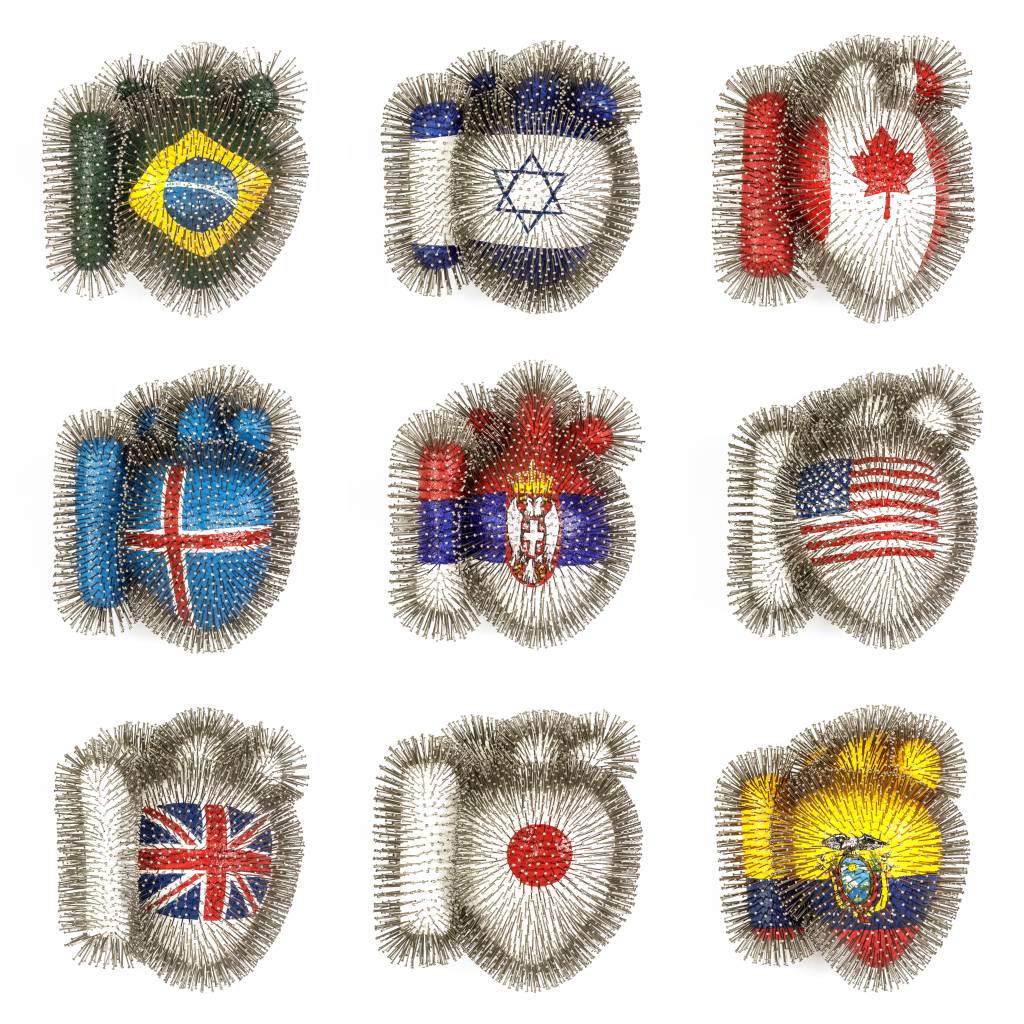 Coracoes Dee Lazzerini Fileira com 9 corações alfinetados e estampados com brasões de países variados